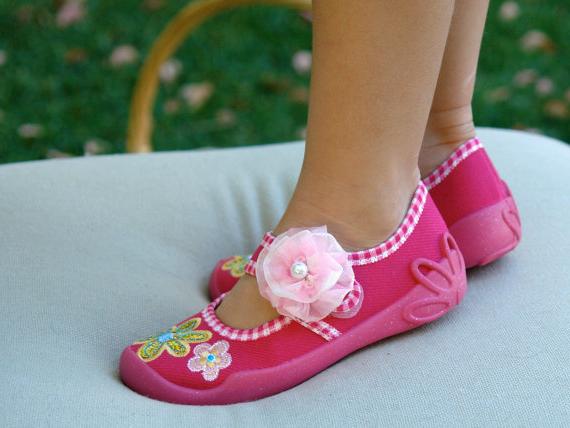 طرق سهلة لمعرفة حجم الأحذية للأطفال