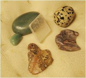دروس أسترومينيرالوجي: أي نوع من الحجارة هي مناسبة ل الجدي امرأة