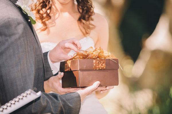 كيفية تقديم هدية من المال لحضور حفل زفاف بيديك؟