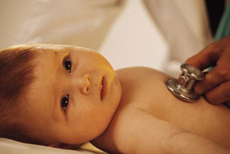 كيف يظهر مرض القلاع عند الرضع؟